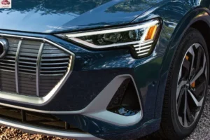 مصابيح أودي E ترون 2024 الأمامية