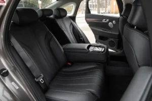 مقاعد جينيسيس G80 2024 الخلفية