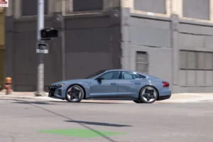 جانب أودي E ترون جي تي 2024