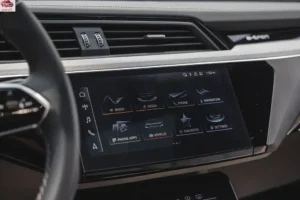 شاشة أودي Q8 e ترون 2024