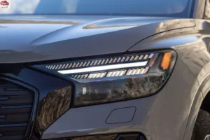 مصابيح أودي Q4 e ترون 2024 الأمامية