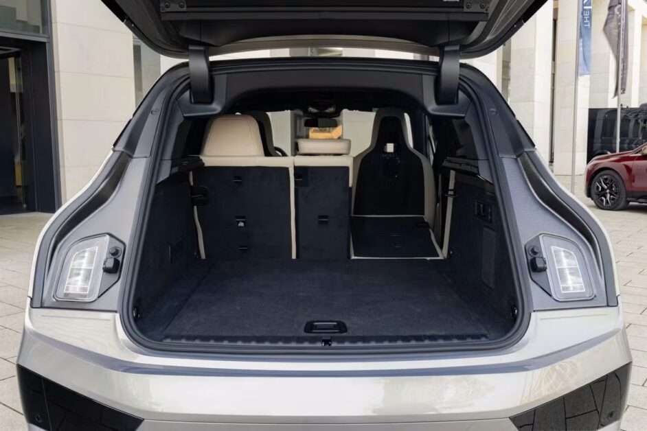 بي إم دبليو iX 2026: سعر ومميزات وعيوب الجيل الجديد من الـ SUV الكهربائية الفاخرة 10 صندوق بي إم دبليو ix 2026 مع طي المقاعد