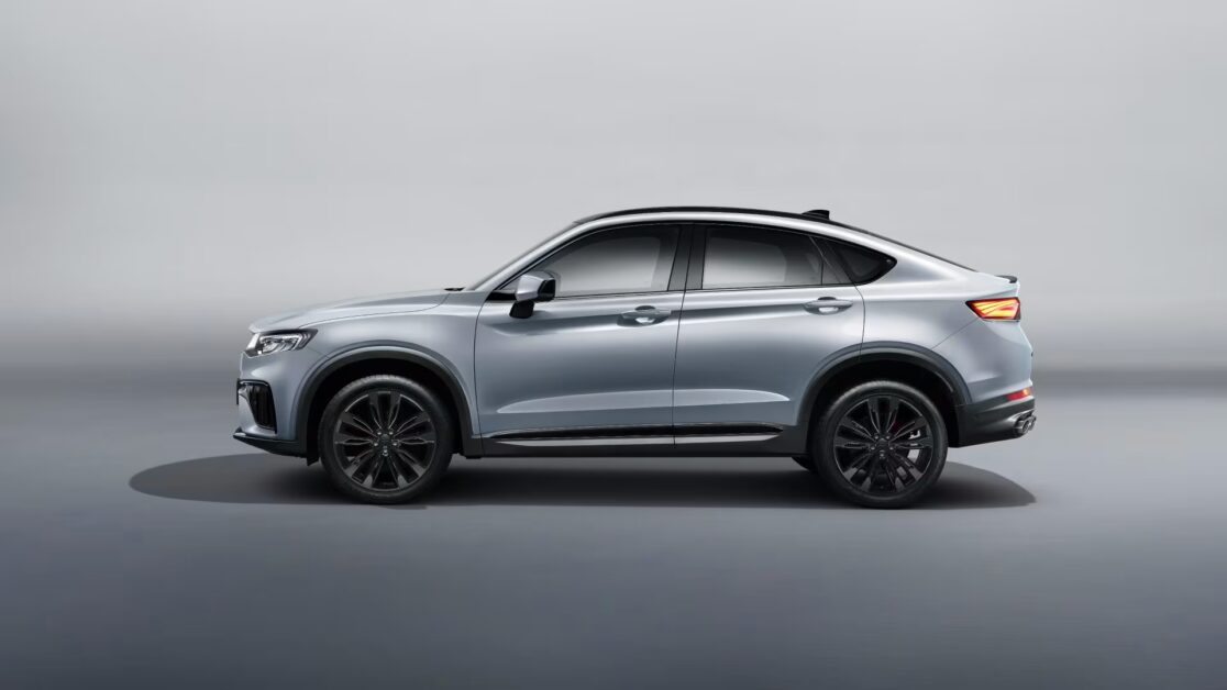 جيلي توجيلا 2026: هل تحدت قوانين الكوبيه؟ قوة فولفو المخفية بتصميم يخطف الأنفاس! 3 جانب جيلي توجيلا 2026