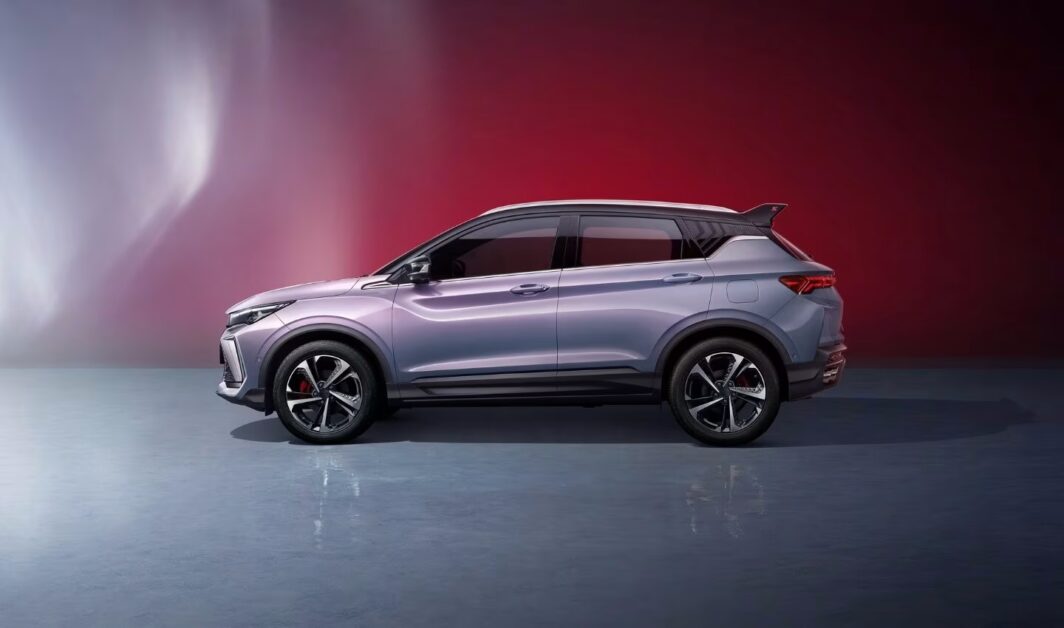 جيلي كولراي 2026: 174 حصان وتجهيزات بسعر تنافسي هل أصبحت تهديد حقيقي لهيونداي كريتا؟ 3 جانب جيلي كولراي 2026