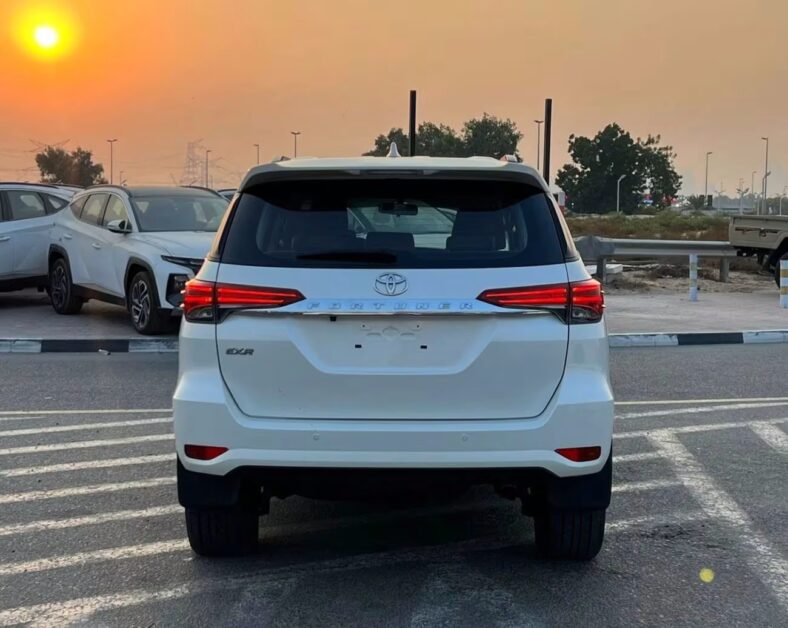 خلفية تويوتا فورتشنر 2026