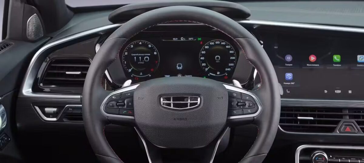 جيلي توجيلا 2026: هل تحدت قوانين الكوبيه؟ قوة فولفو المخفية بتصميم يخطف الأنفاس! 9 عجلة قيادة جيلي توجيلا 2026