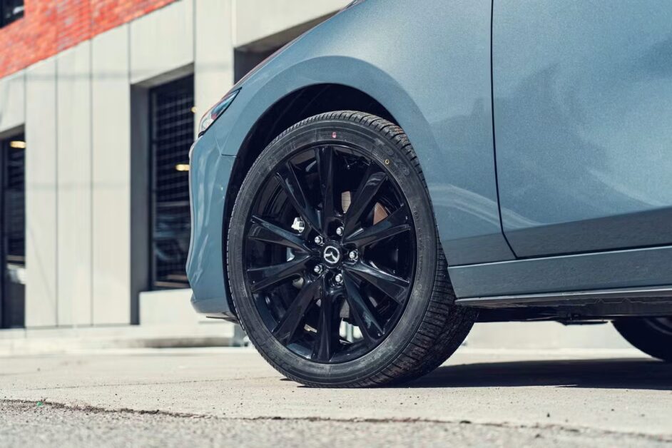 مازدا 3 2026: هل هي ملكة الفخامة ؟ مراجعة شاملة للمميزات والعيوب 3 عجلة مازدا 3 2026