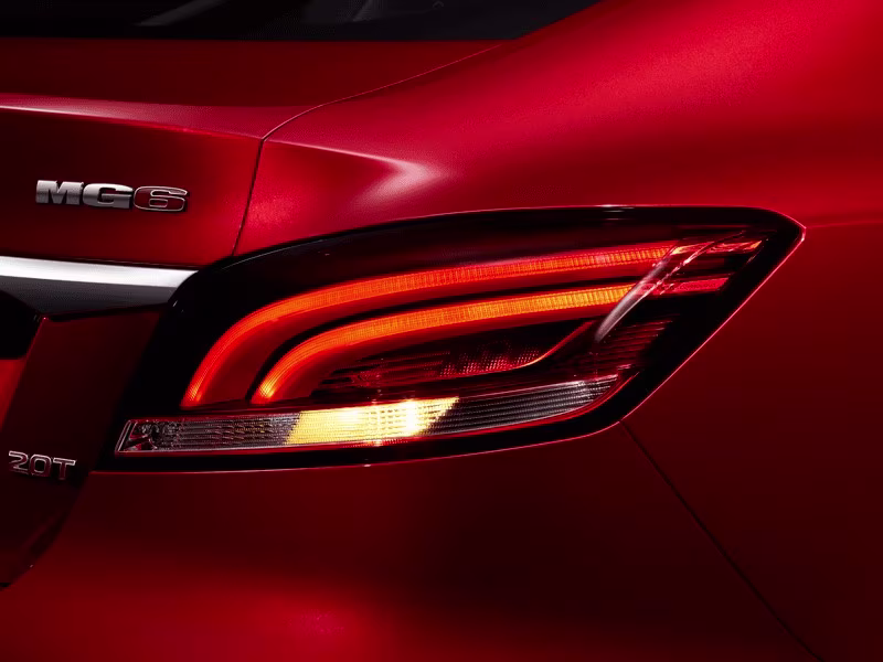 إم جي 6 2026: ملكة الأداء والتسارع؟ اكتشف المزايا والعيوب والأسعار بالتفصيل 3 مصابيح إم جي 6 2026 الخلفية