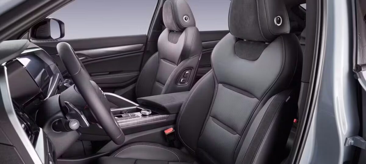 جيلي توجيلا 2026: هل تحدت قوانين الكوبيه؟ قوة فولفو المخفية بتصميم يخطف الأنفاس! 10 مقاعد جيلي توجيلا 2026 الأمامية