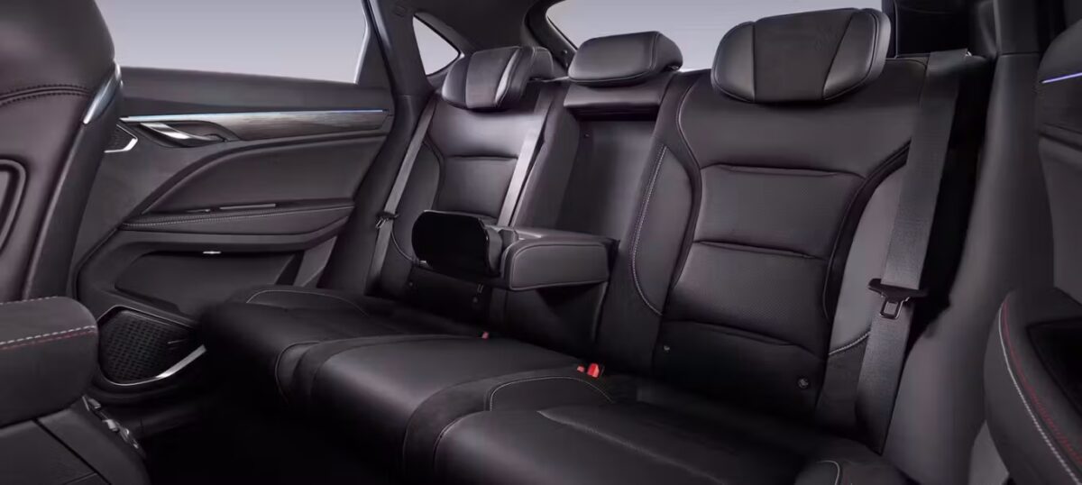 جيلي توجيلا 2026: هل تحدت قوانين الكوبيه؟ قوة فولفو المخفية بتصميم يخطف الأنفاس! 11 مقاعد جيلي توجيلا 2026 الخلفية