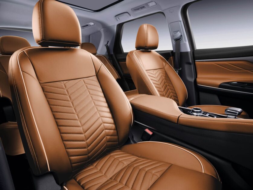 شانجان CS95 2026: مميزات وعيوب سيارة 7 راكب (تحدي التيلورايد) 8 مقاعد شانجان cs95 2026 الأمامية