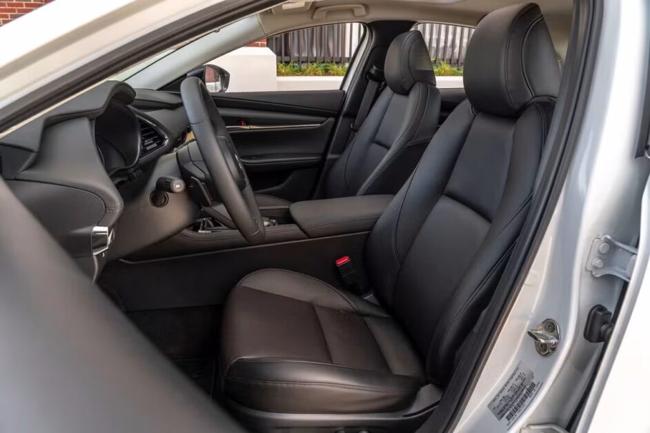 مازدا 3 2026: هل هي ملكة الفخامة ؟ مراجعة شاملة للمميزات والعيوب 9 مقاعد مازدا 3 2026 الأمامية