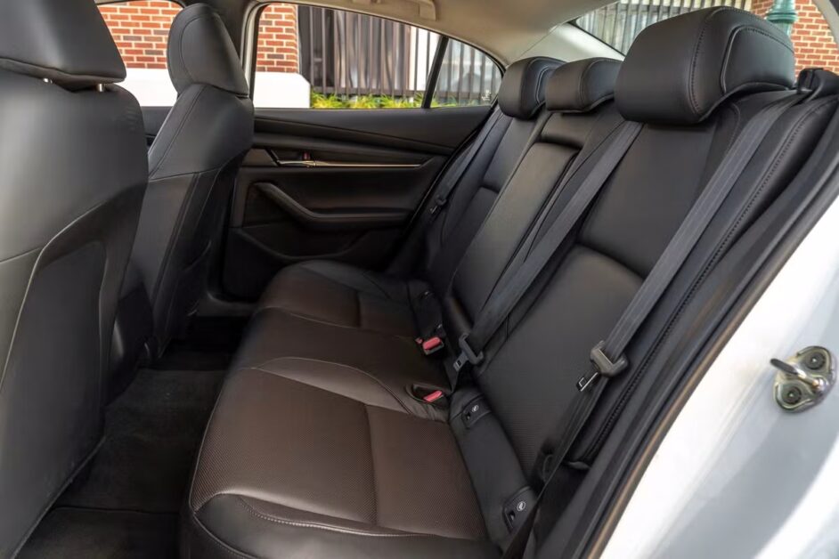 مازدا 3 2026: هل هي ملكة الفخامة ؟ مراجعة شاملة للمميزات والعيوب 10 مقاعد مازدا 3 2026 الخلفية