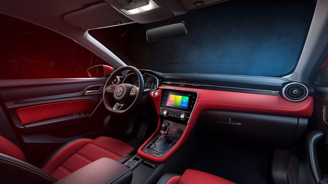 إم جي 6 2026: ملكة الأداء والتسارع؟ اكتشف المزايا والعيوب والأسعار بالتفصيل 8 مقصورة إم جي 6 2026