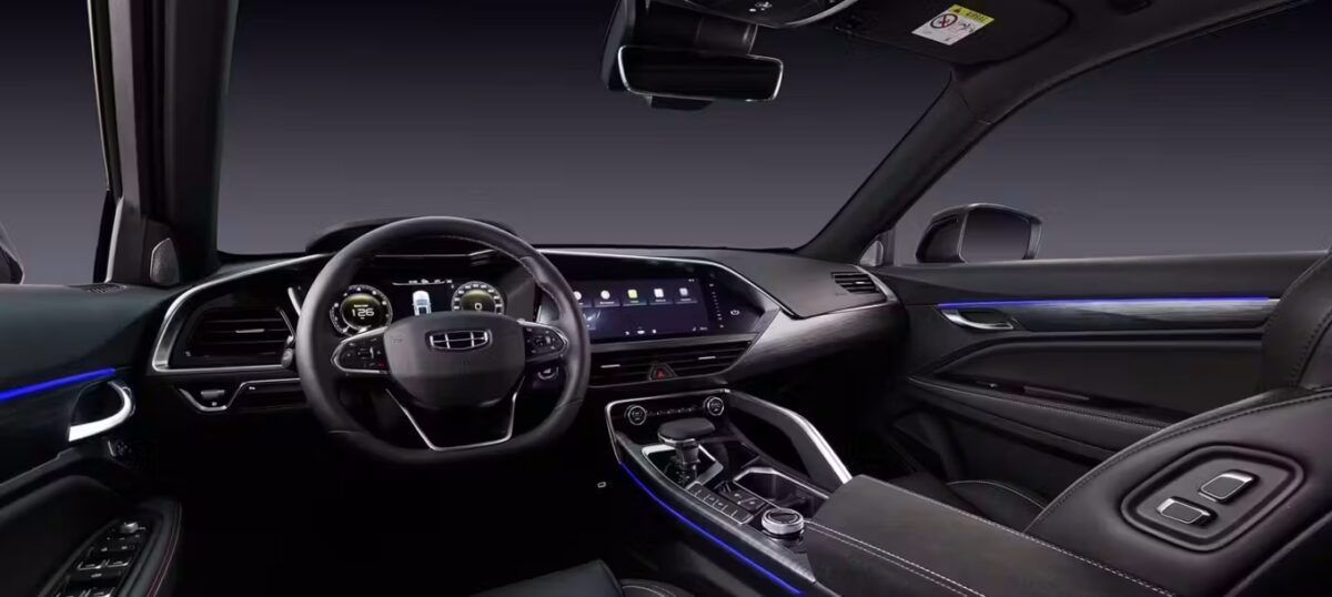 جيلي توجيلا 2026: هل تحدت قوانين الكوبيه؟ قوة فولفو المخفية بتصميم يخطف الأنفاس! 12 مقصورة جيلي توجيلا 2026