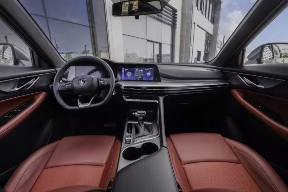 شانجان CS35 بلس 2026: هل هي حقا صدمة المنافسين؟ اكتشف لماذا يعشقها الجميع 10 مقصورة شانجان cs35 بلس 2026