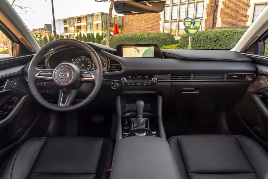 مازدا 3 2026: هل هي ملكة الفخامة ؟ مراجعة شاملة للمميزات والعيوب 11 مقصورة مازدا 3 2026