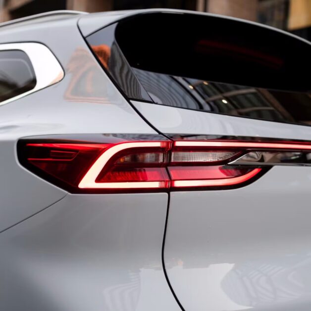 إكسيد TXL 2026: هل ستطيح بالعمالقة الألمان؟ مفاجأة الأداء والفخامة التي لم تتوقعها! 3 مصابيح إكسيد txl 2026 الخلفية