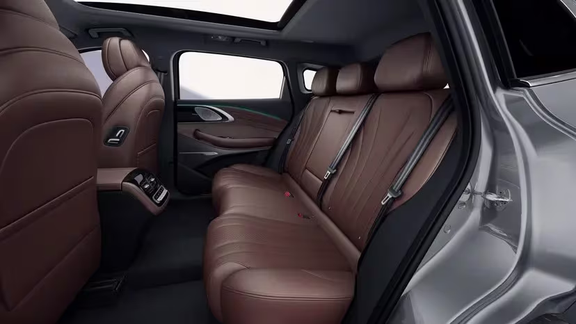 إكسيد TXL 2026: هل ستطيح بالعمالقة الألمان؟ مفاجأة الأداء والفخامة التي لم تتوقعها! 10 مقاعد إكسيد txl 2026 الخلفية