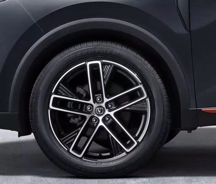 شانجان CS55 بلس 2026: هل هي "مرسيدس الصين" القادمة؟ اكتشف السعر والمواصفات! 8 عجلة شانجان cs55 بلس 2026